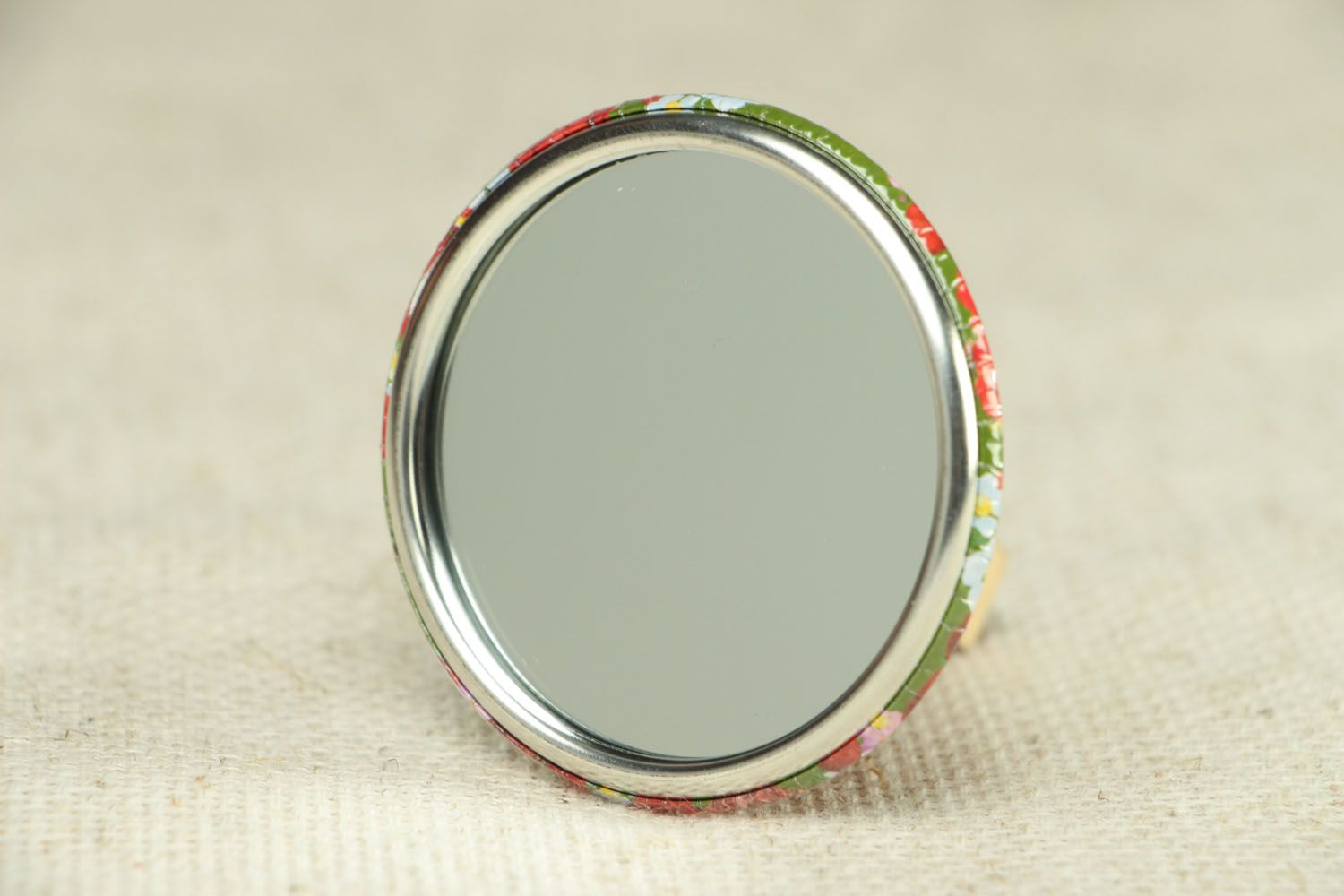 Small pocket mirror with drawing photo 3