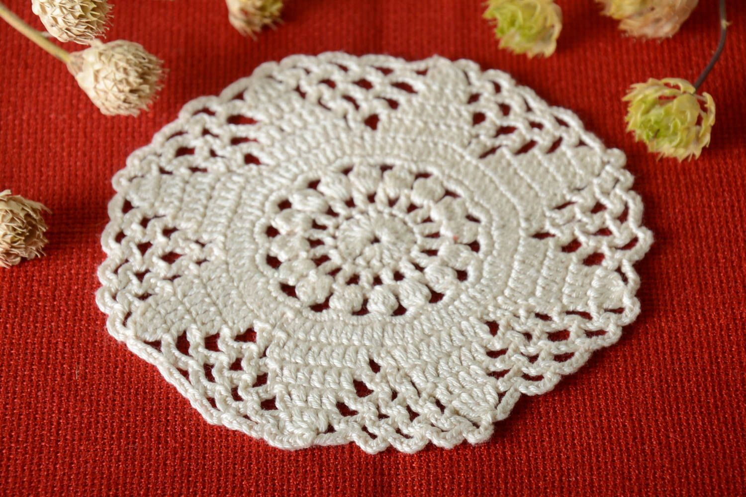 Pequeña servilleta tejida con ganchillo decoración artesanal bordado calado foto 1