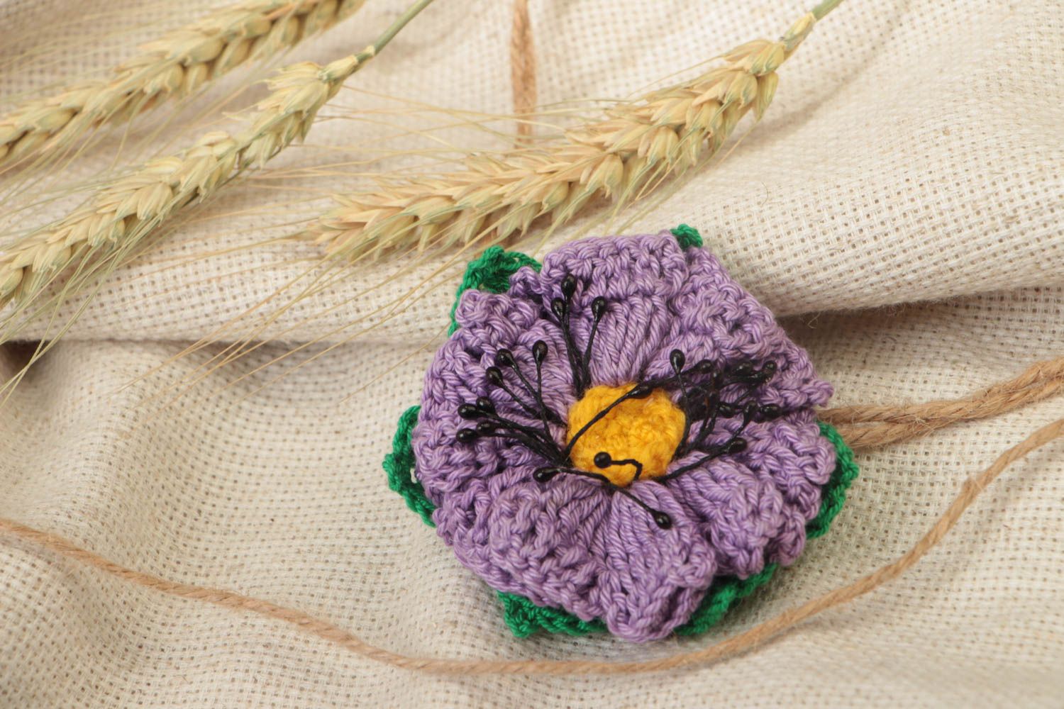 Pinza para el pelo artesanal tejida con forma de flor violeta original bonita foto 1