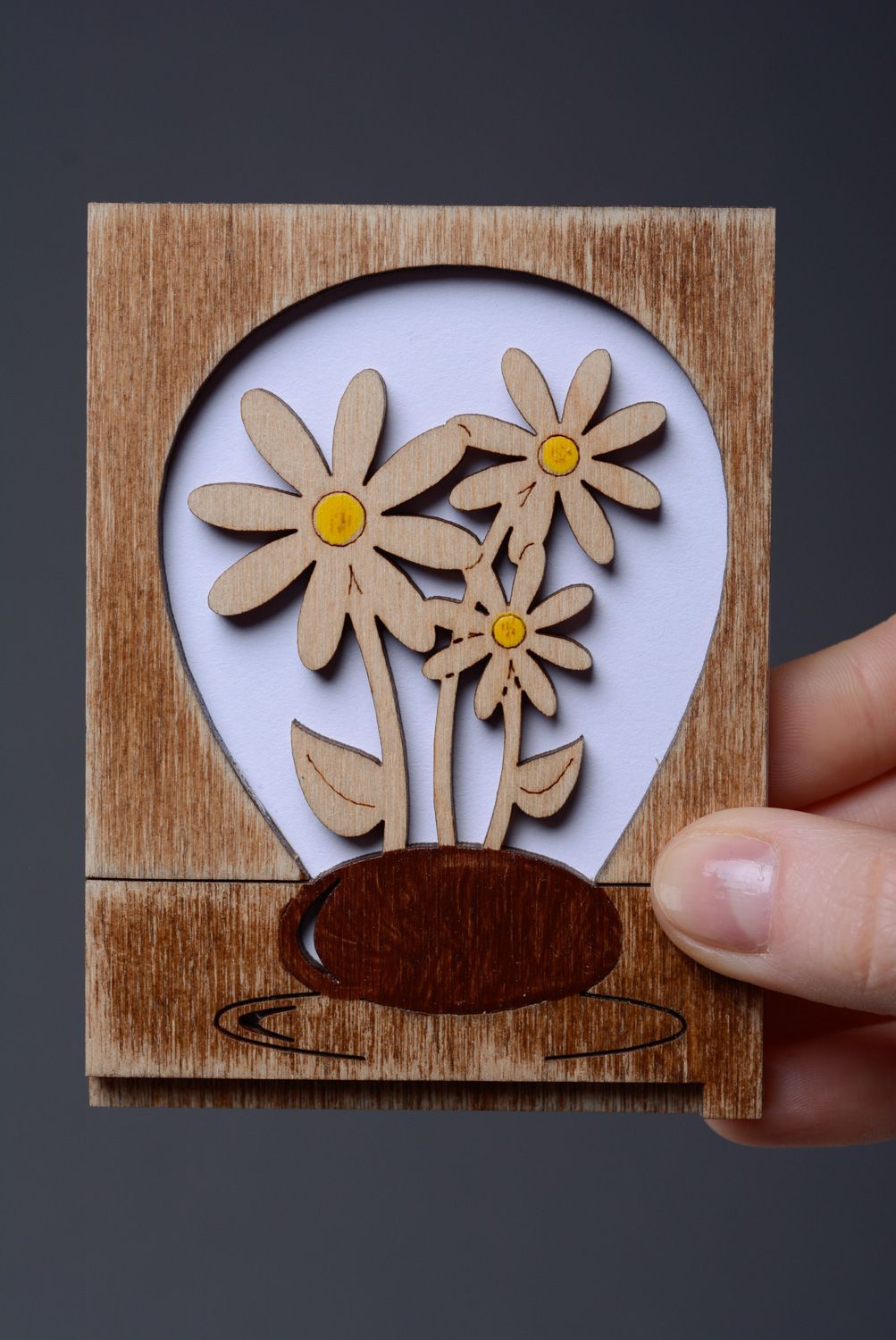 Petite carte de voeux en bois faite main originale avec marguerites pour femme photo 4
