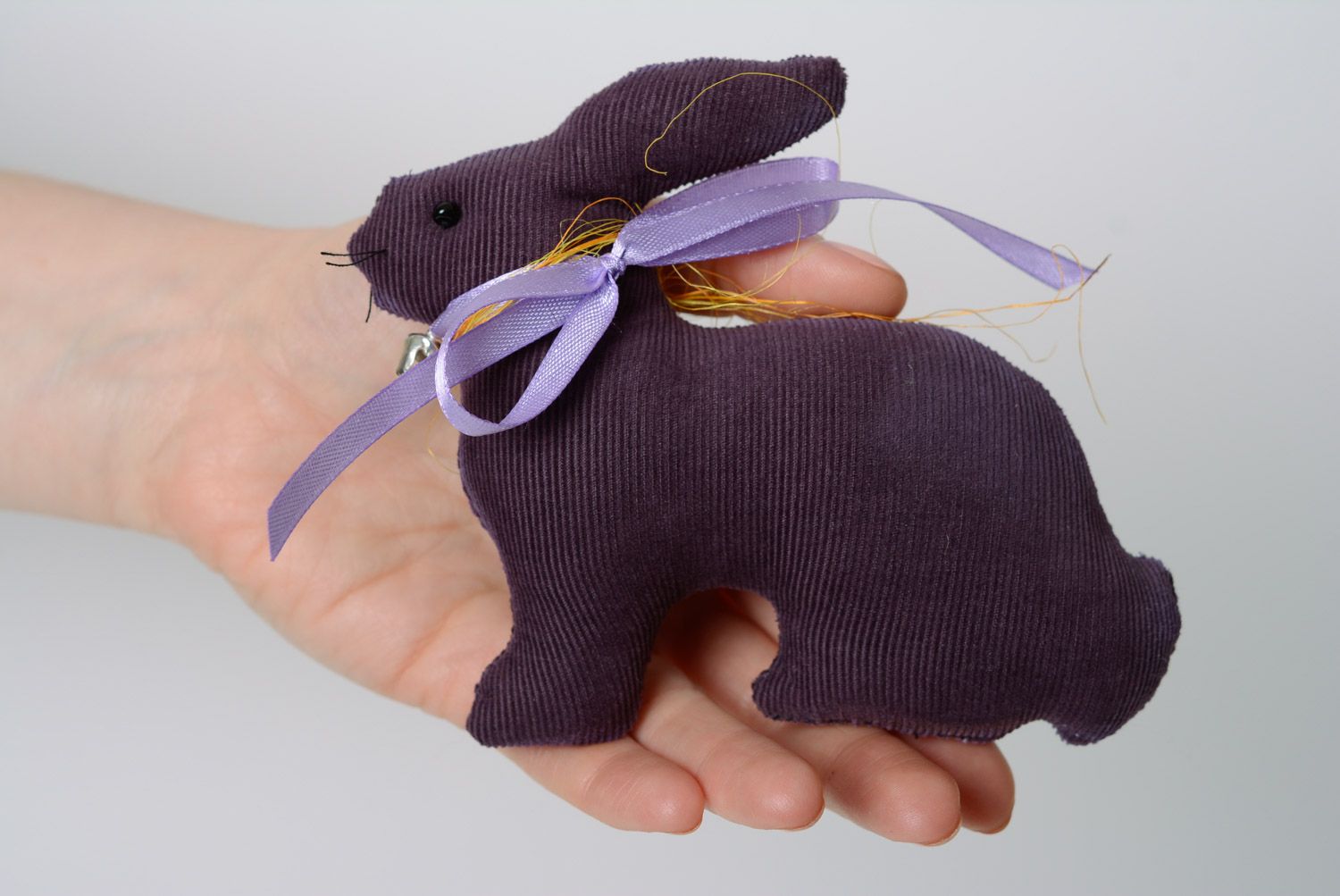 Мягкая игрушка ручной работы заяц из вельветовой ткани фиолетовый с бантиком фото 3