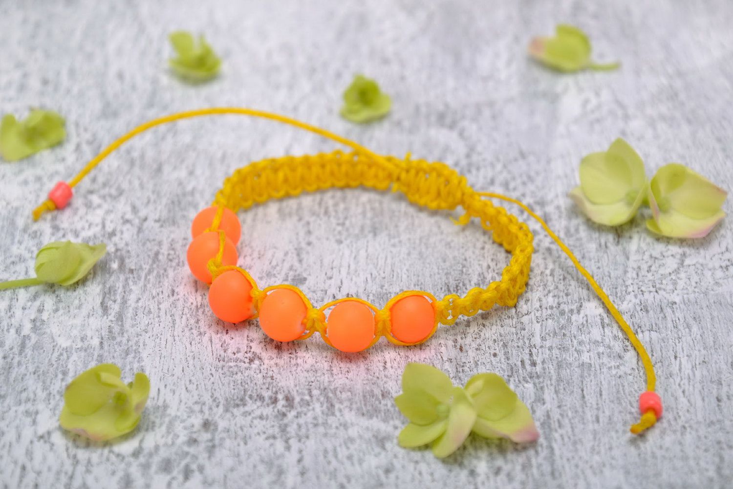 Handgemachtes oranges Armband aus plastischen Perlen foto 1