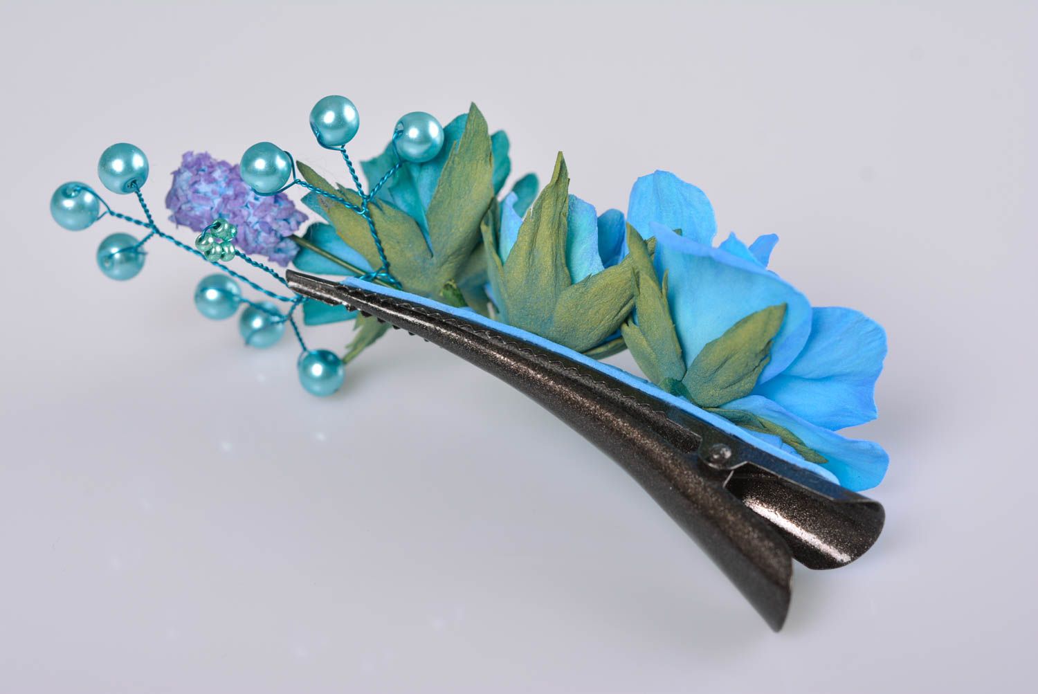 Pince à cheveux de tons bleus faite main avec fleurs en foamiran accessoire photo 3