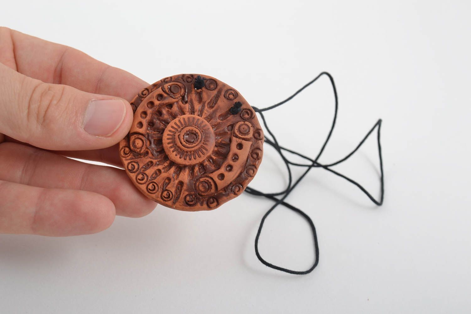 Кулон ручной работы круглый кулон керамическая подвеска коричневая на шнурке фото 5