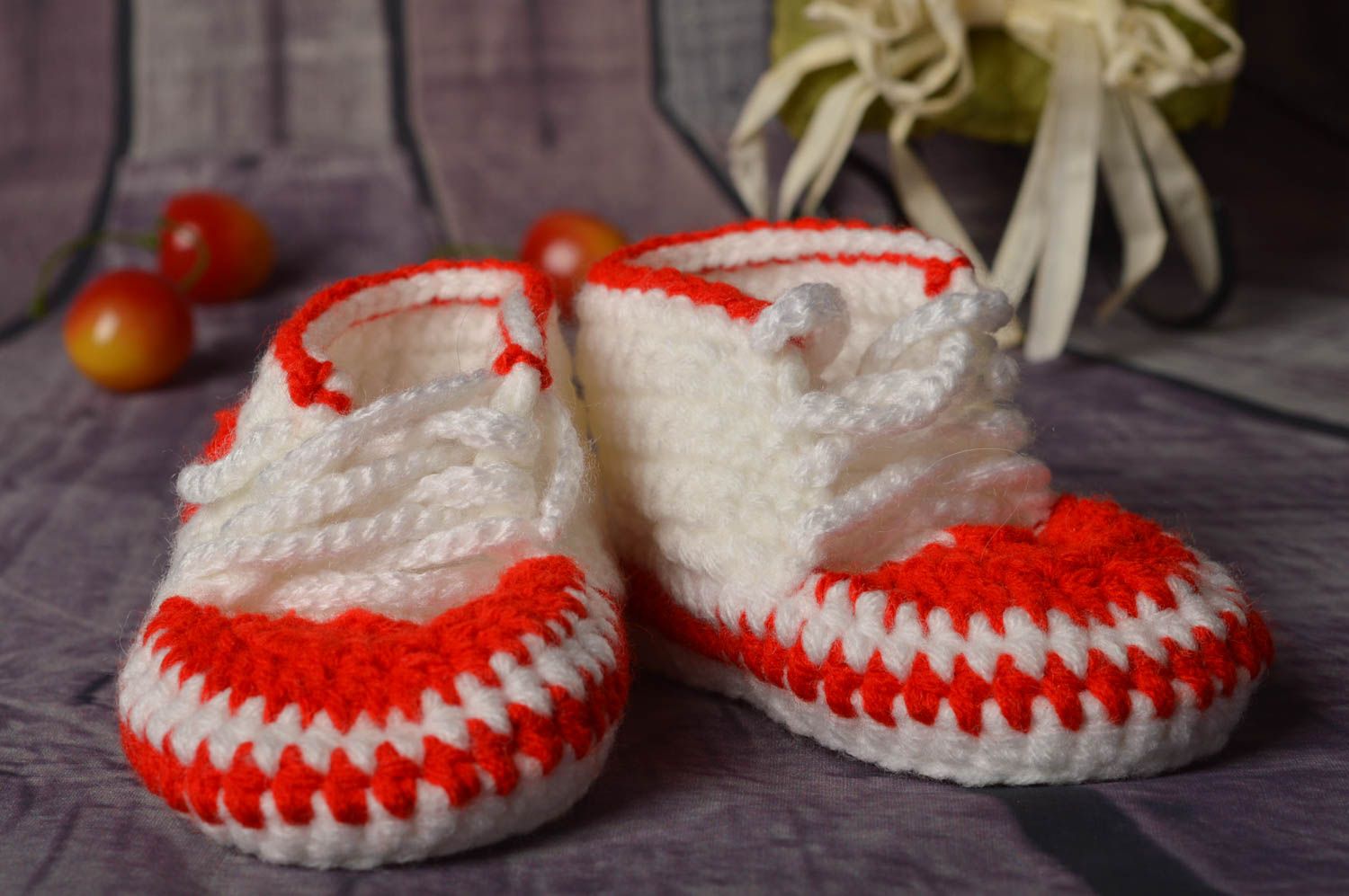 Chaussons de bébé au crochet faits main blanc-rouge Chaussures pour bébé photo 1