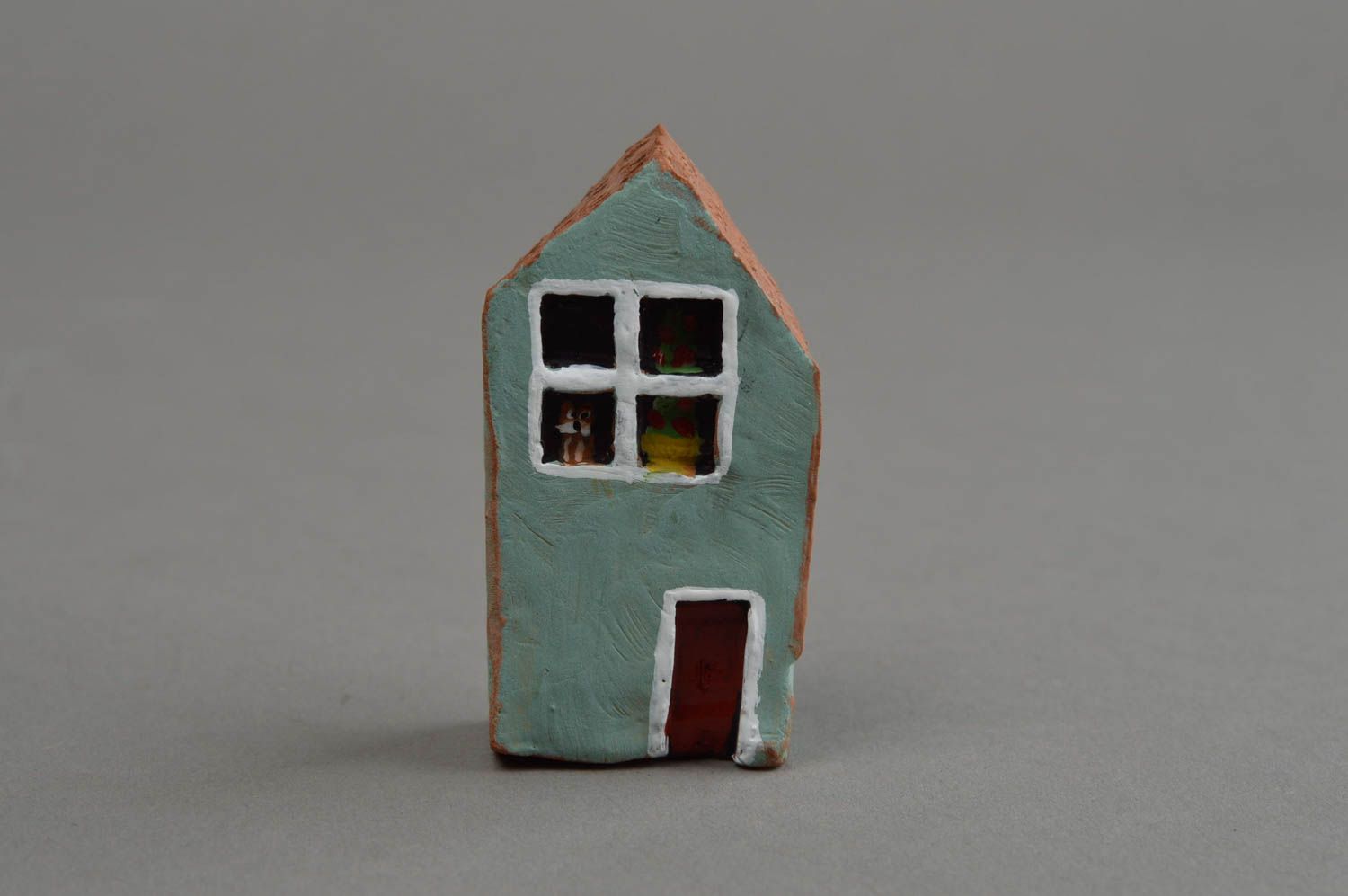 Bemalte handmade Deko Figur aus Ton in Form von kleinem Haus für Tisch foto 2