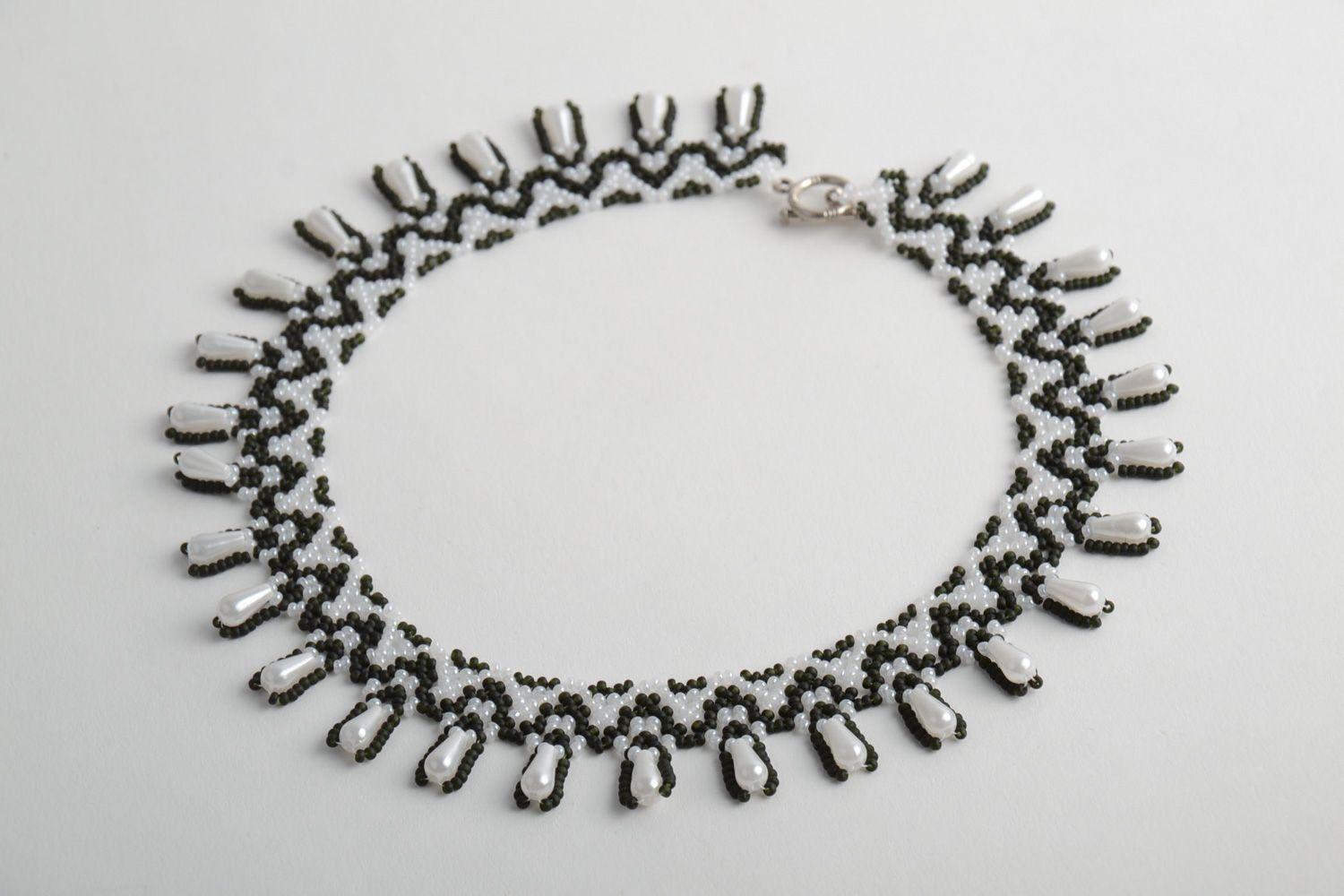 Petit collier en perles de rocaille à pendeloques noir et blanc fait main  photo 2