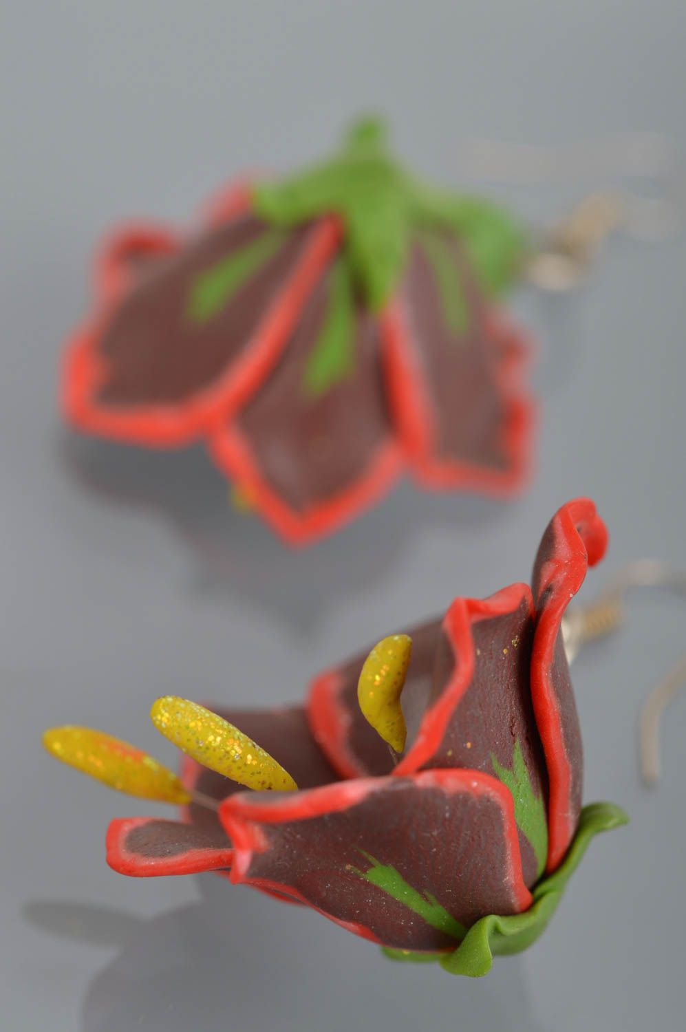 Boucles d'oreilles fleurs des tropiques brunes faites main en pâte polymère  photo 4