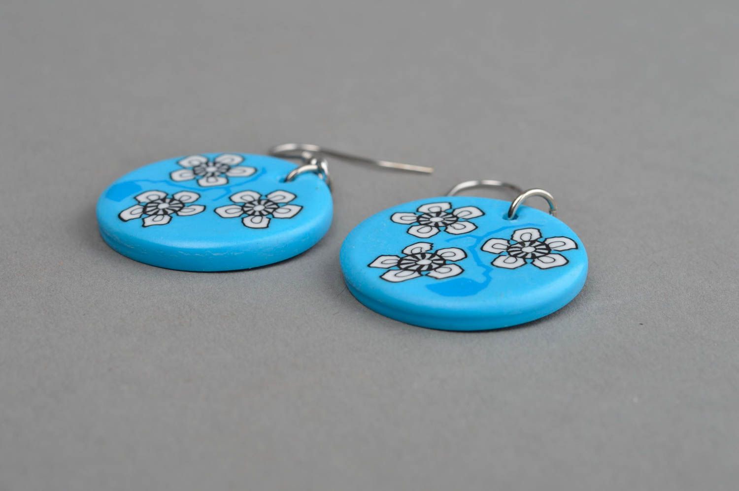 Boucles d'oreilles en pâte polymère rondes bleues à motif floral faites main photo 3
