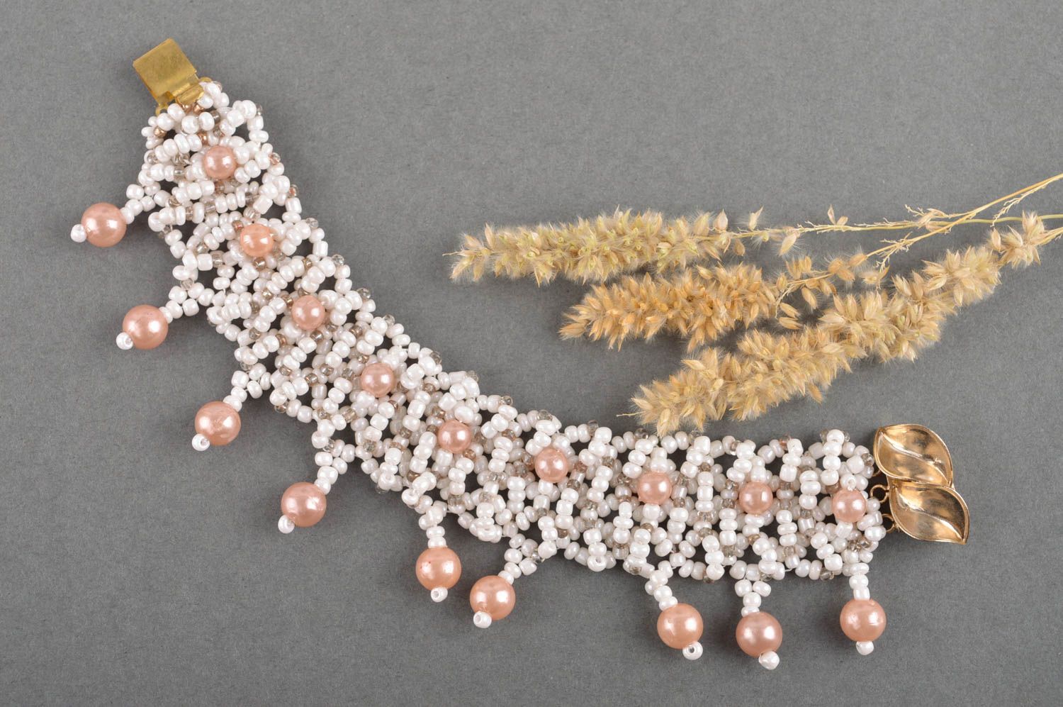 Bracelet perles de rocaille Bijou fait main blanc-rose design Cadeau femme photo 1