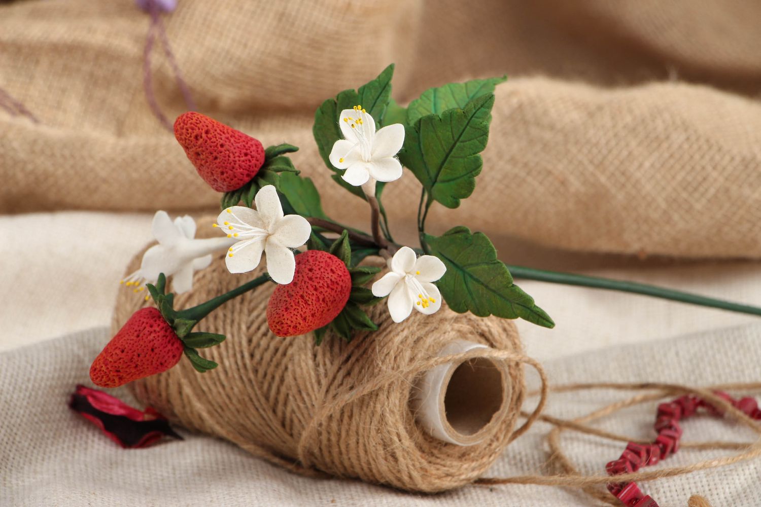 Branche décorative de fraise en pâte polymère photo 5