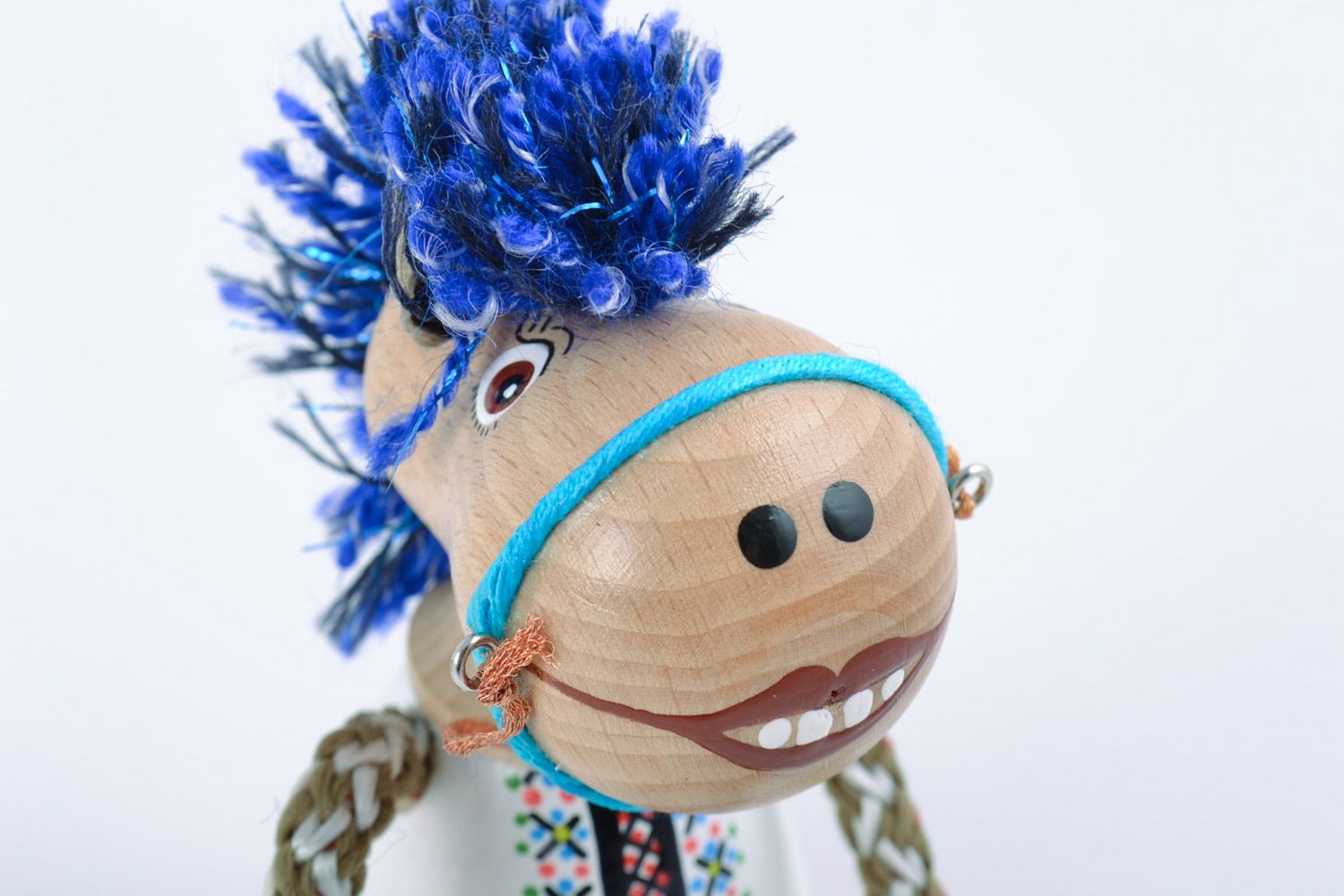 Деревянная эко игрушка с росписью лошадка яркая смешная маленькая ручной работы фото 3