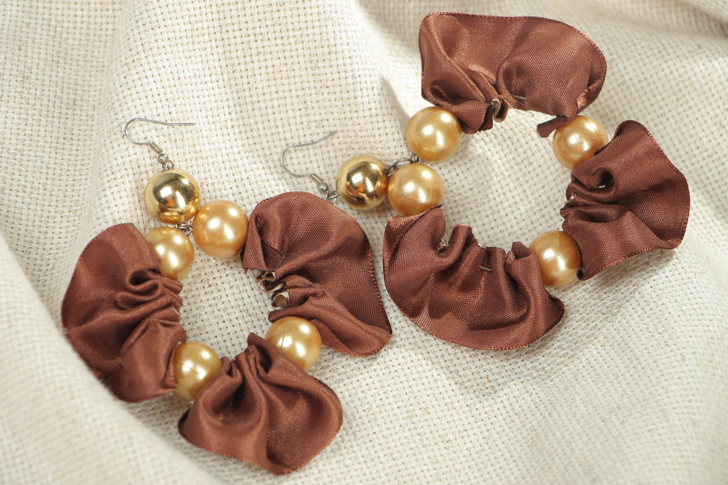 Boucles d'oreilles artisanales de rubans de satin et perles fantaisie photo 4