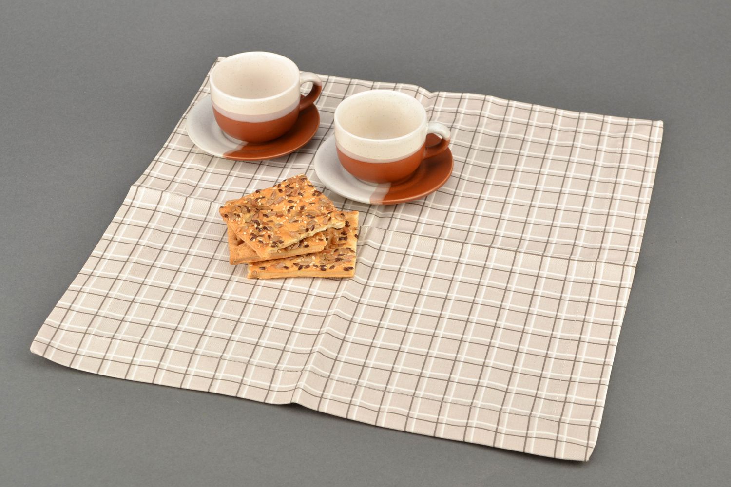 Decorative checkered table napkin photo 1