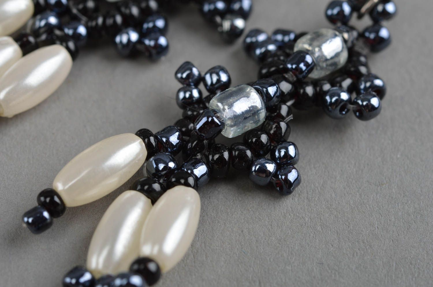 Ungewöhnliche große lange Ohrringe aus Rocailles Perlen handgemacht schwarz weiß foto 5