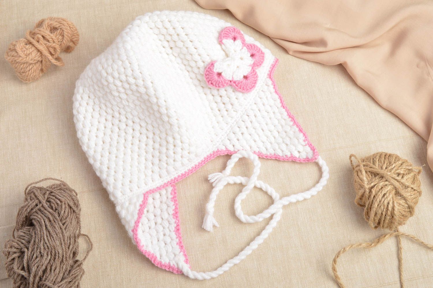 Bonnet tricot fait main Chapeau au crochet blanc rose design Vêtement fille photo 1