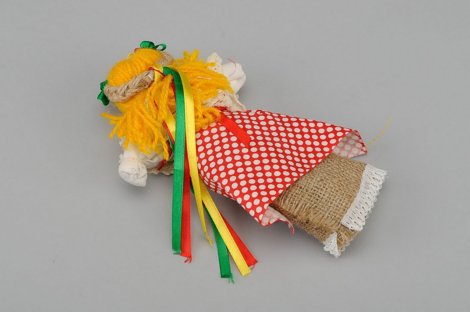 Bambola slava etnica di stoffa fatta a mano amuleto talismano giocattolo  foto 5