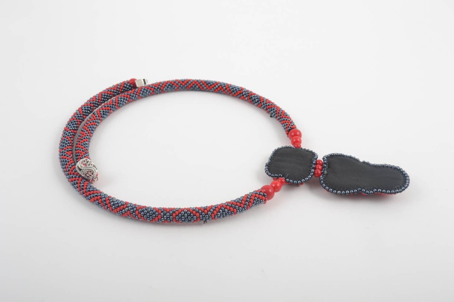 Колье из бисера украшение ручной работы красное ожерелье из бисера с подвеской фото 3