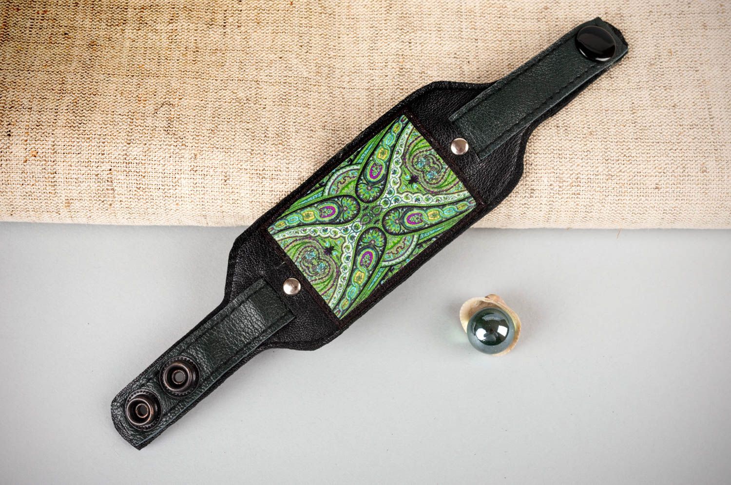Schönes breites Armband aus Leder mit Knöpfen künstlerische Handarbeit foto 1