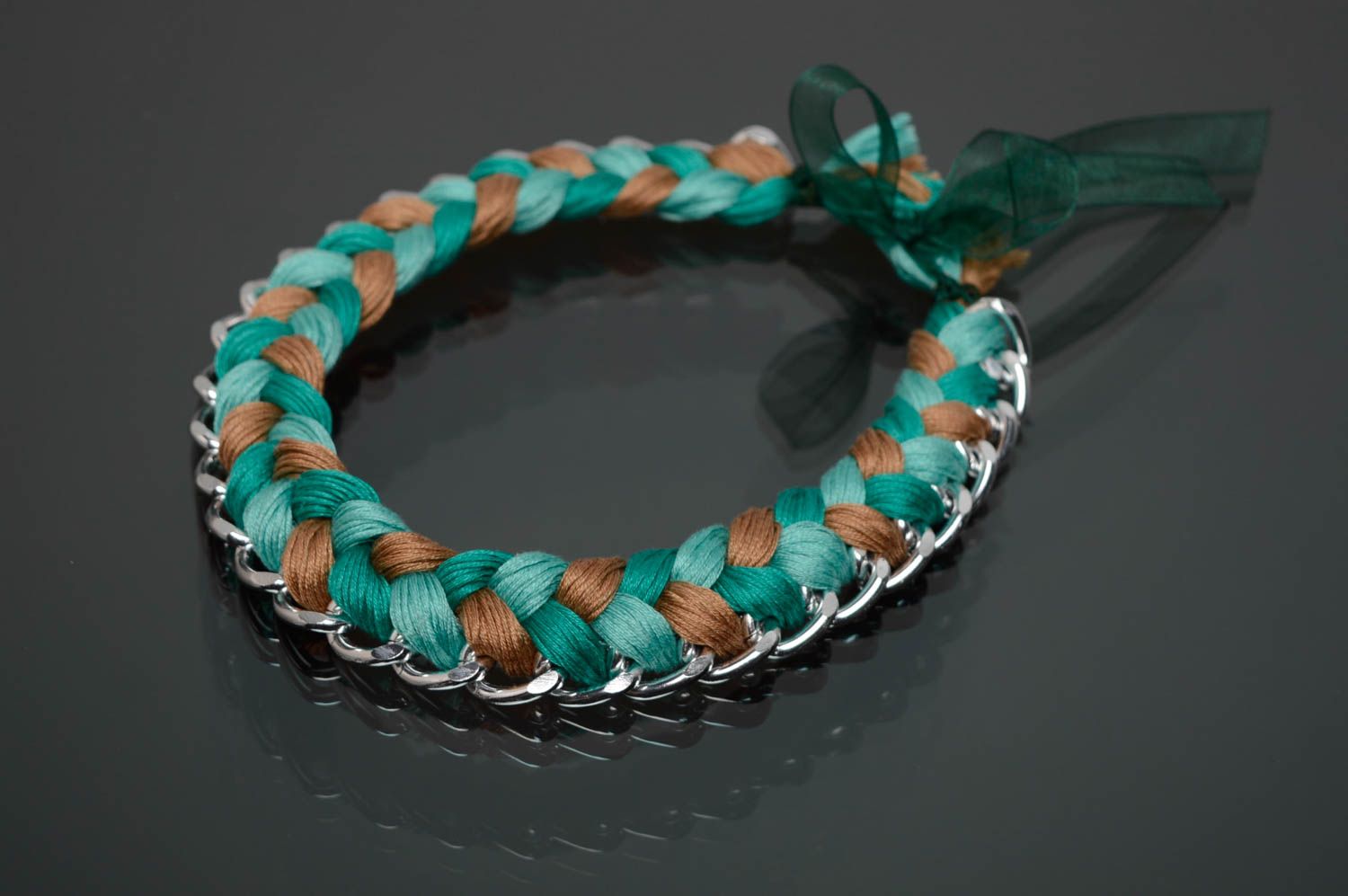 Collar de hilos mouliné y cadena verde foto 1