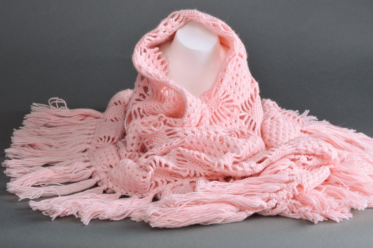 Châle tricoté en fils de mi-laine rose ajouré fait main avec franges pour femme  photo 3