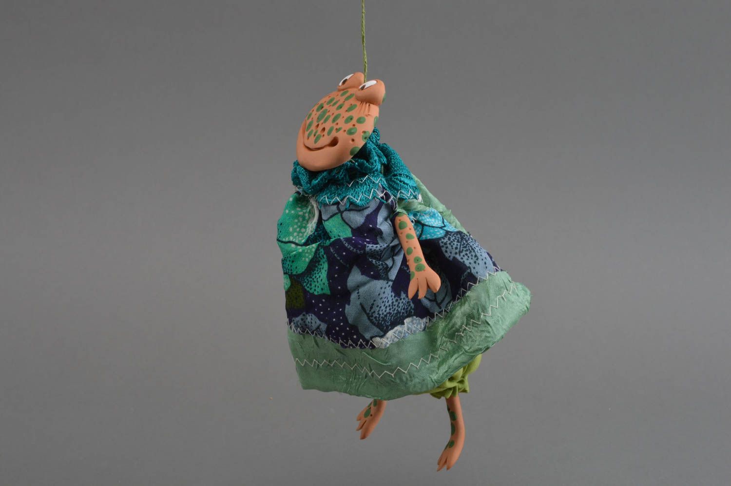 Игрушка из глины и ткани лягушка в платье небольшого размера ручной работы фото 4