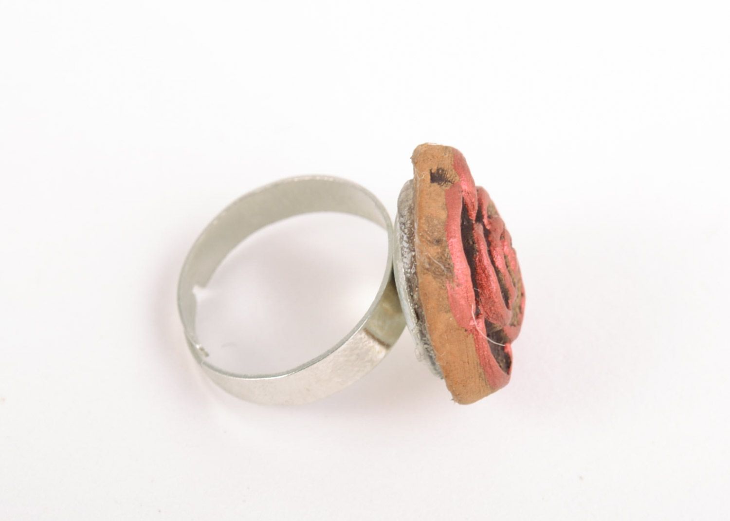 Глиняное кольцо ручной работы с росписью красками и разъемной фурнитурой фото 3