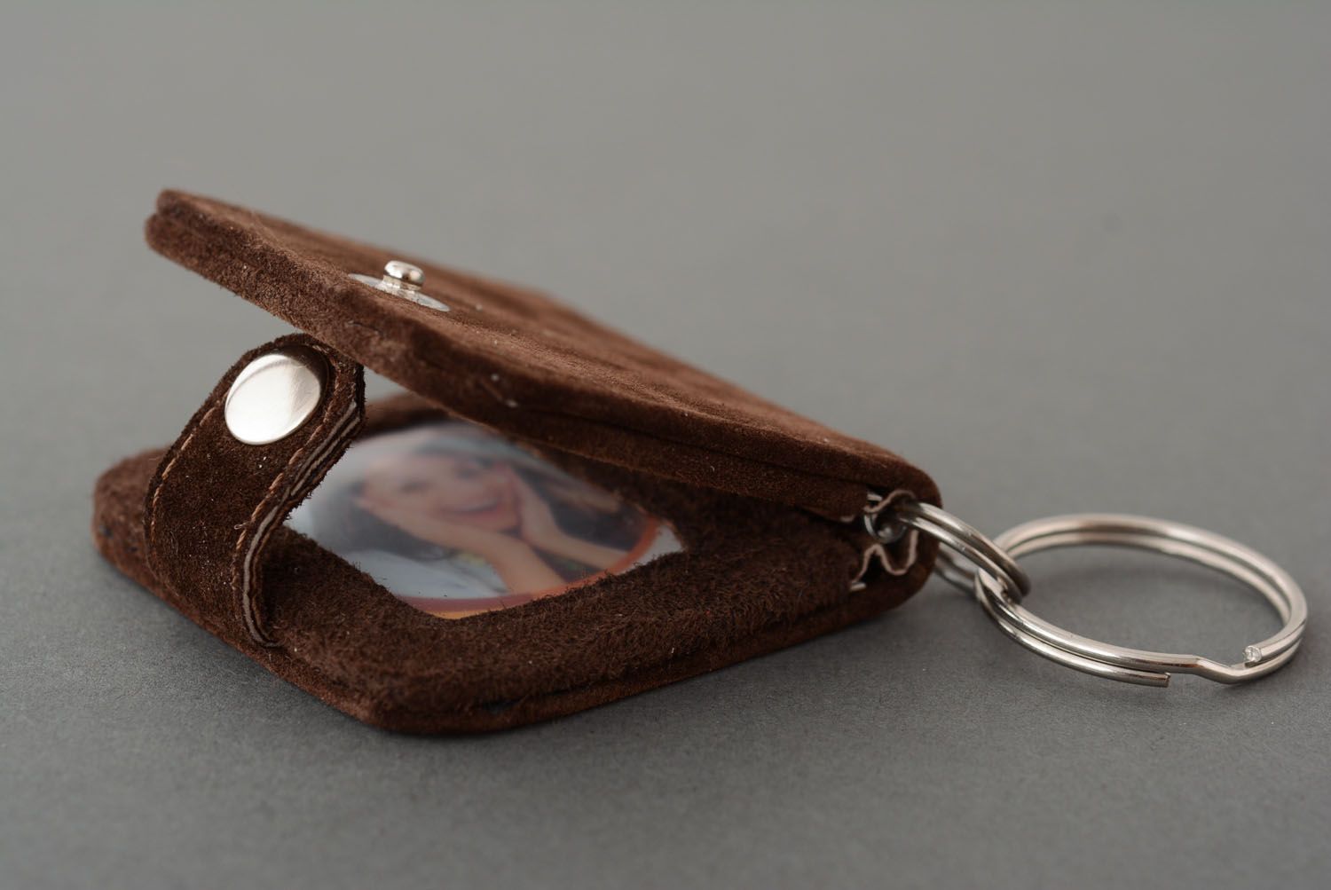 Leather key holder with place for photo photo 2