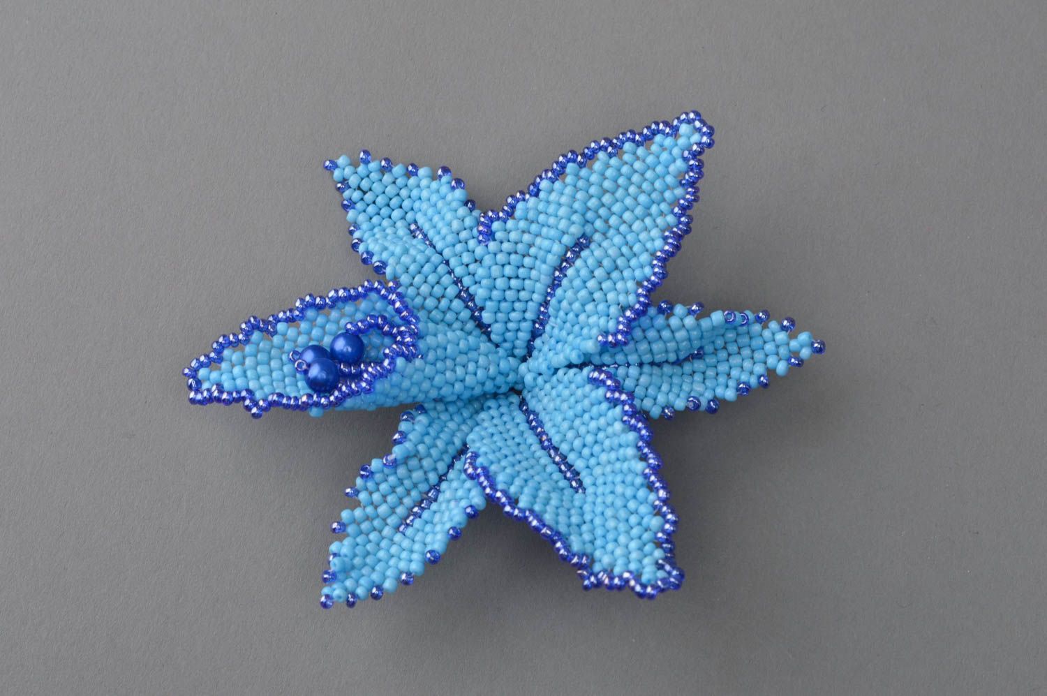 Голубая брошь из бисера и бусин ручной работы оригинальная в виде цветка фото 2