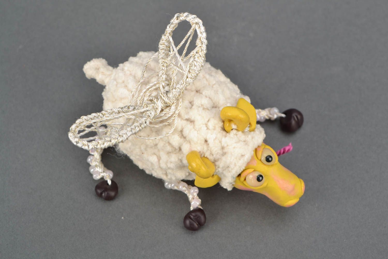 Bemaltes Spielzeug aus Ton fliegendes Schaf foto 3