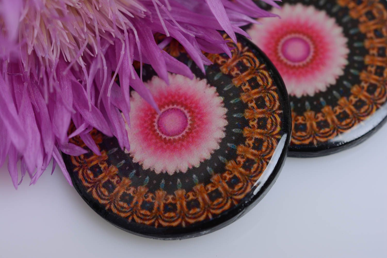 Boucles d'oreilles noires avec fleurs roses en pâte polymère rondes faites main photo 2