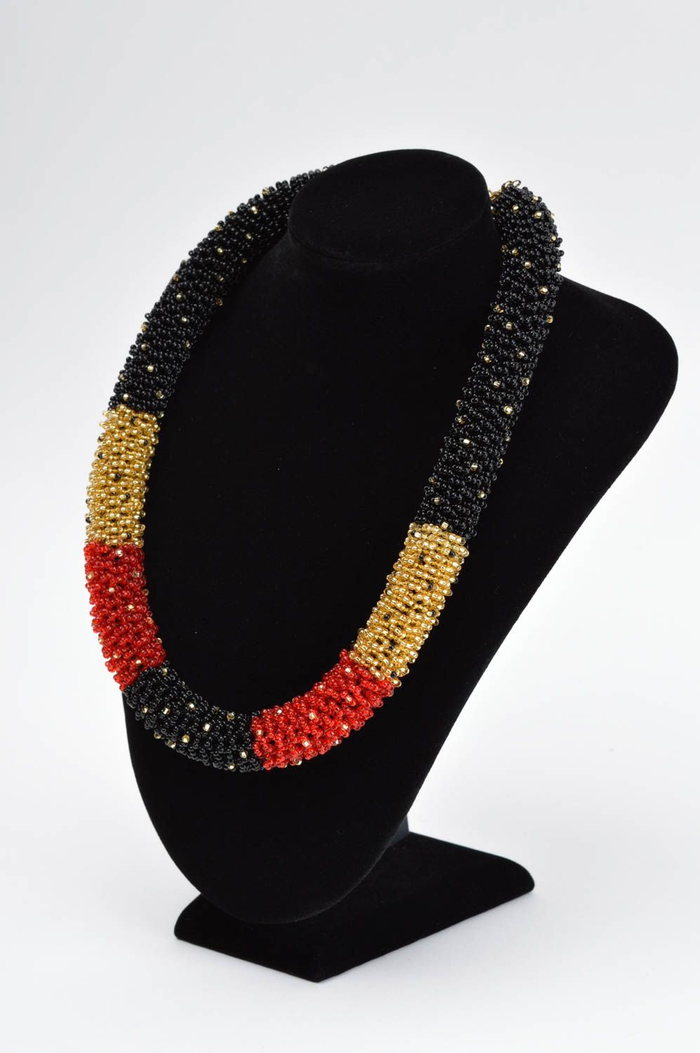 Collana di perline fatta a mano bigiotteria da donna in colore rosso nero giallo foto 1