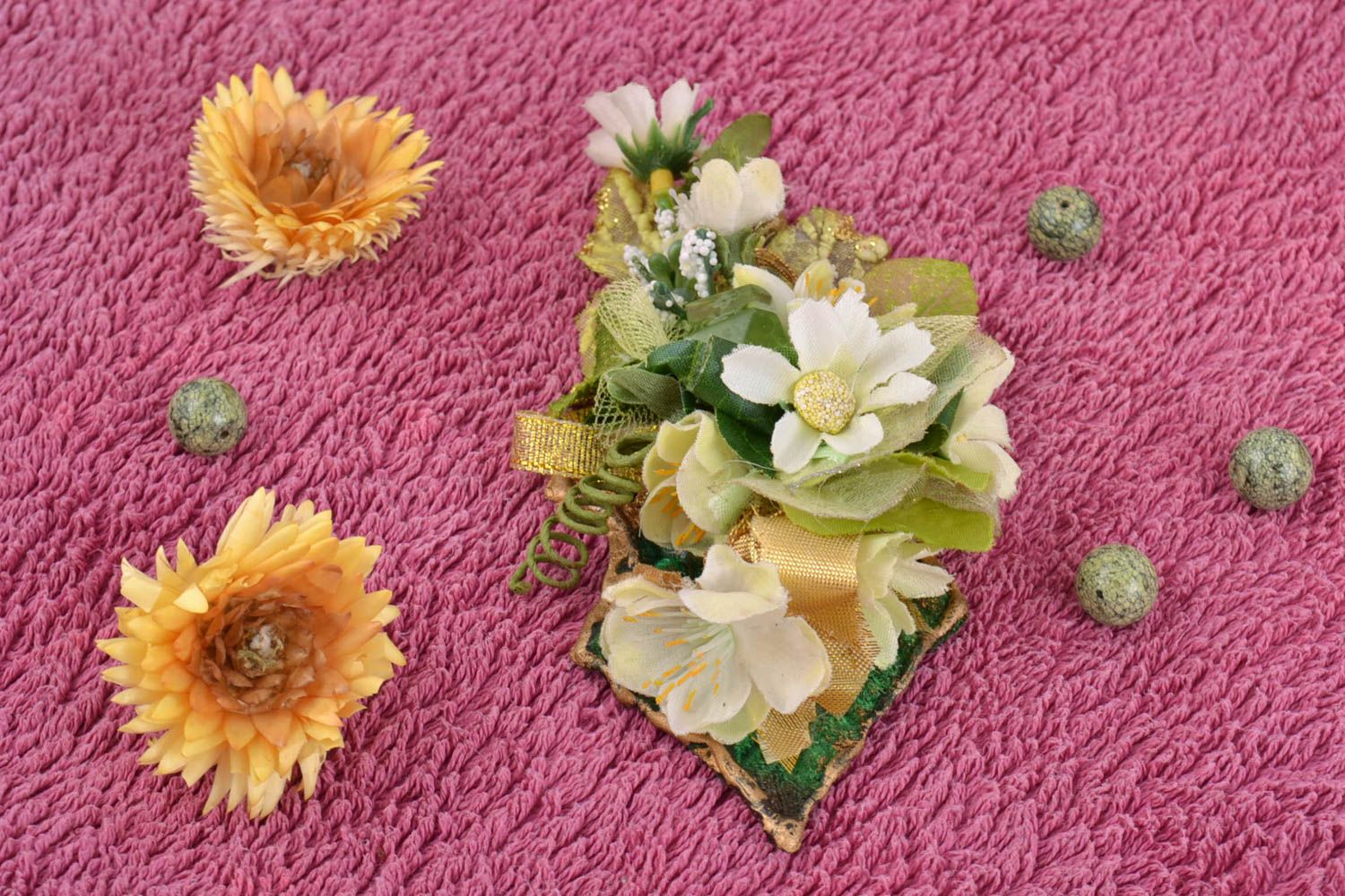 Deko Blumen aus Stoff für Haarspange und Brosche mit eigenen Händen handgefertigt foto 1