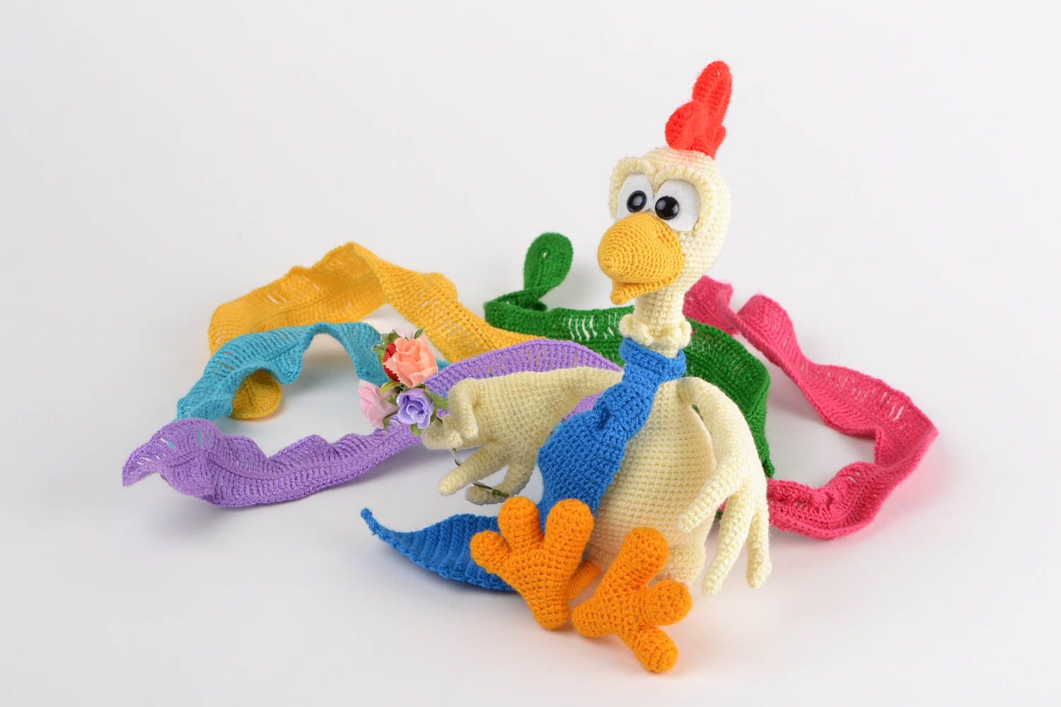 Авторская вязаная игрушка из акриловых ниток в виде петуха ручной работы разноцветная фото 3