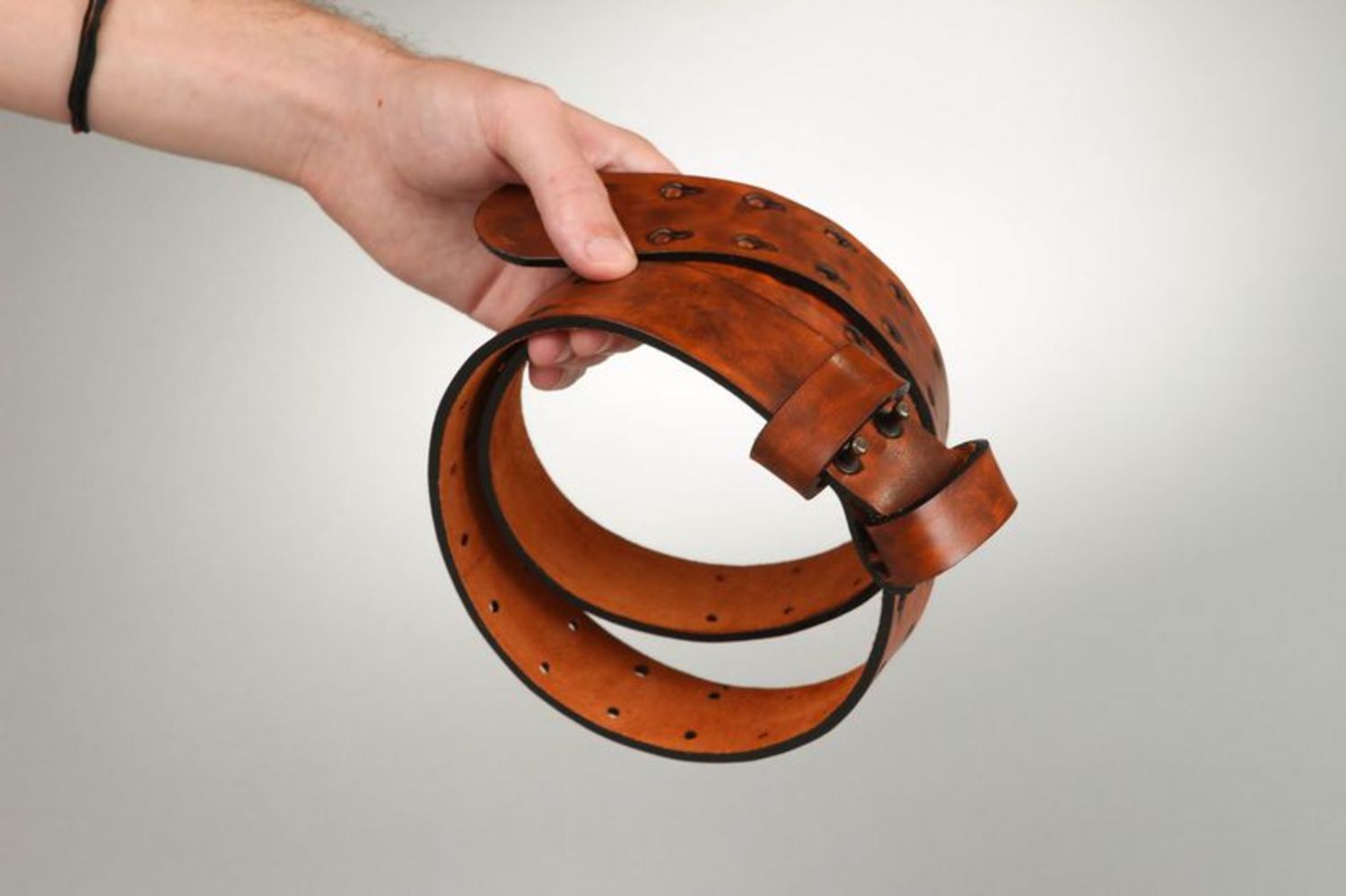 Cinturón de diseñador hecho de cuero de vaca foto 1