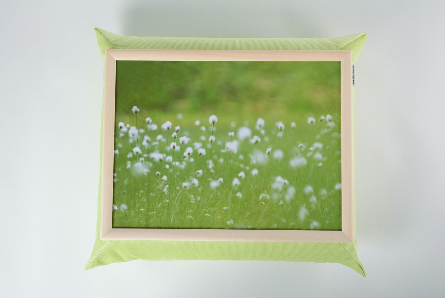 Almohada decorativa mesa pequeña artesanal de pana y acrílico verde clara foto 3