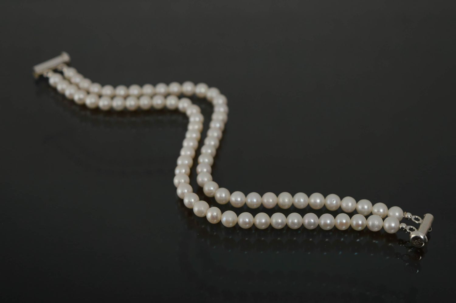 Designer Armband aus weißen Perlen foto 2