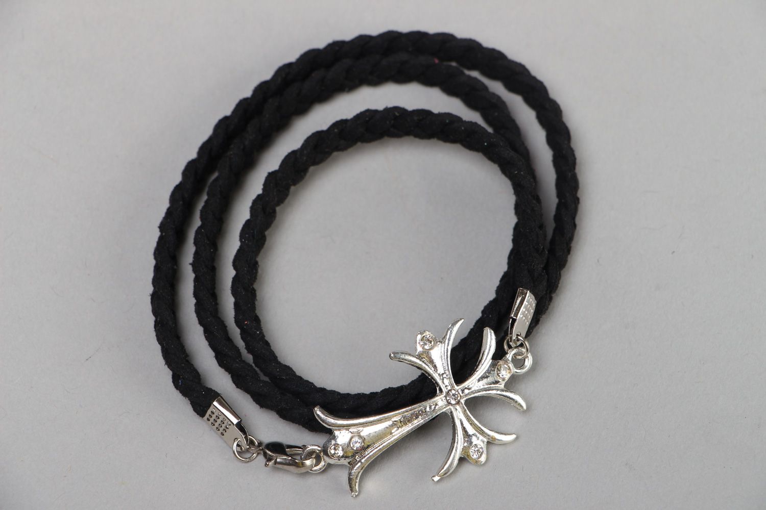 Bracelet en daim artificiel fait main noir tressé avec une croix bijou photo 2