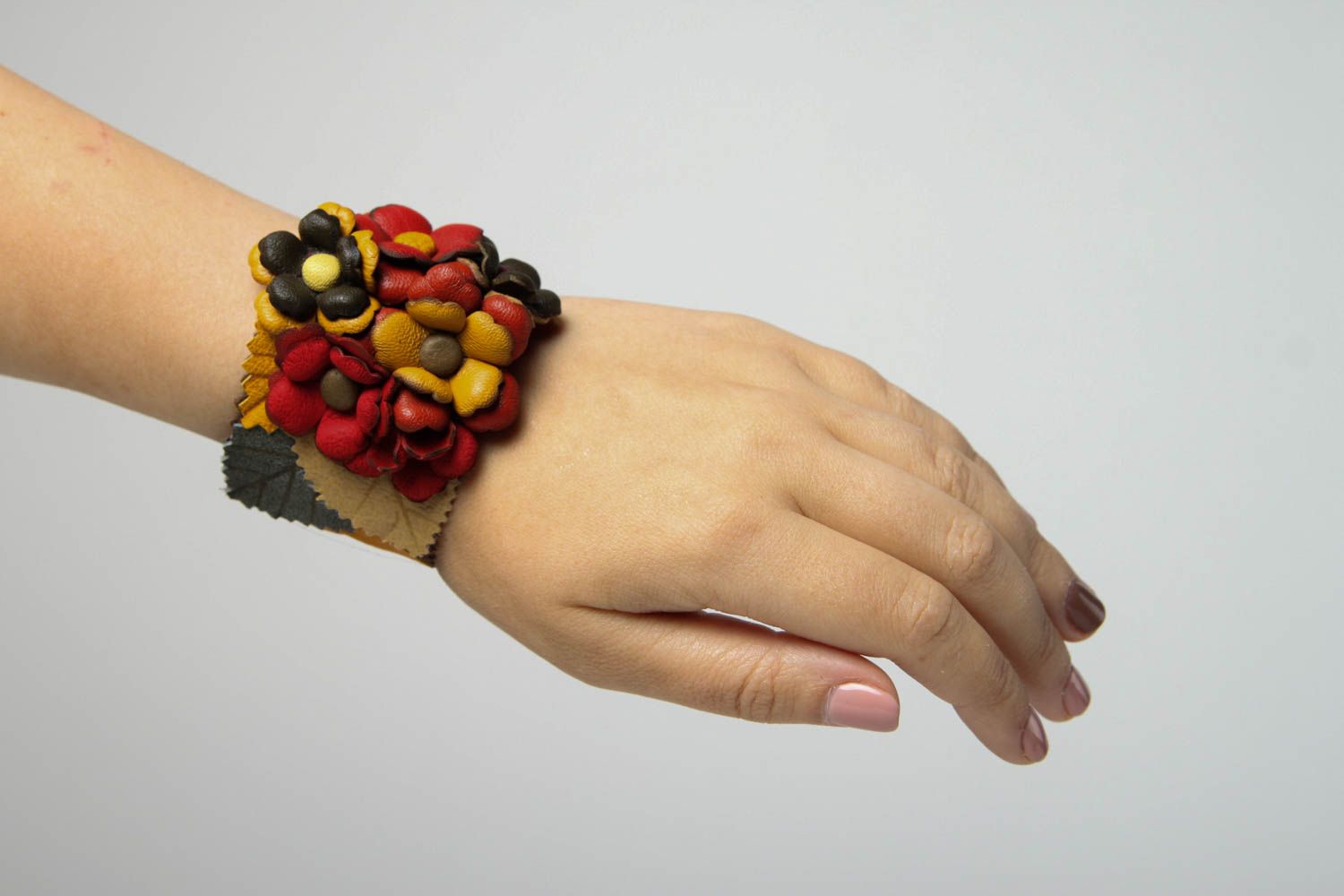 Leder Armband handmade Designer Schmuck Accessoire für Frauen mit Blumen foto 2