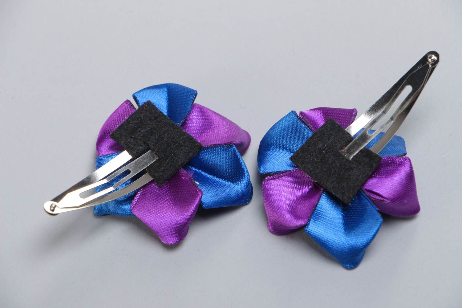 Set of 2 beautiful handmade children's hair clips with ribbon flowers and cars photo 4
