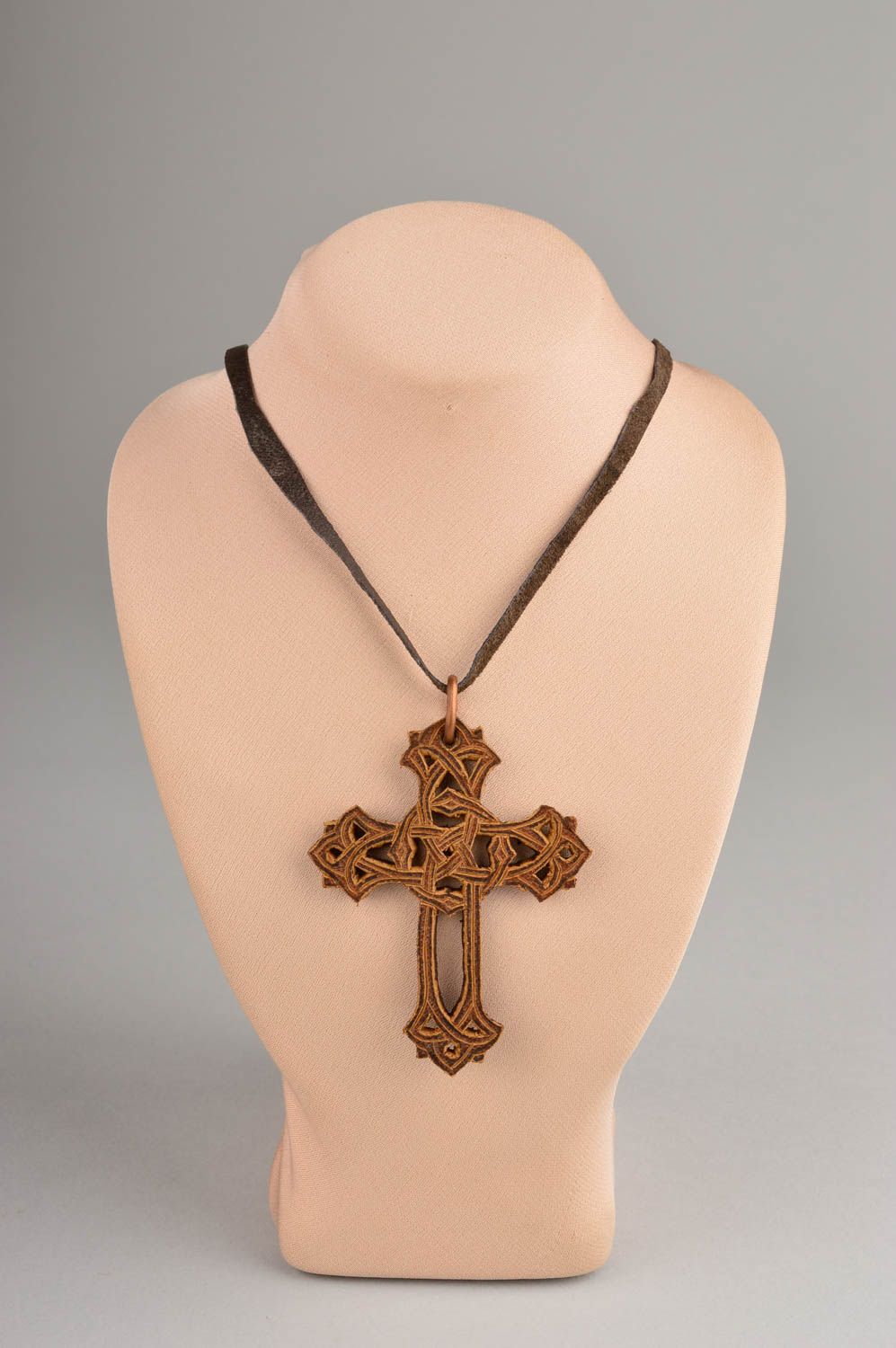 Gros Pendentif croix Bijou fait main marron en cuir original Cadeau femme photo 1