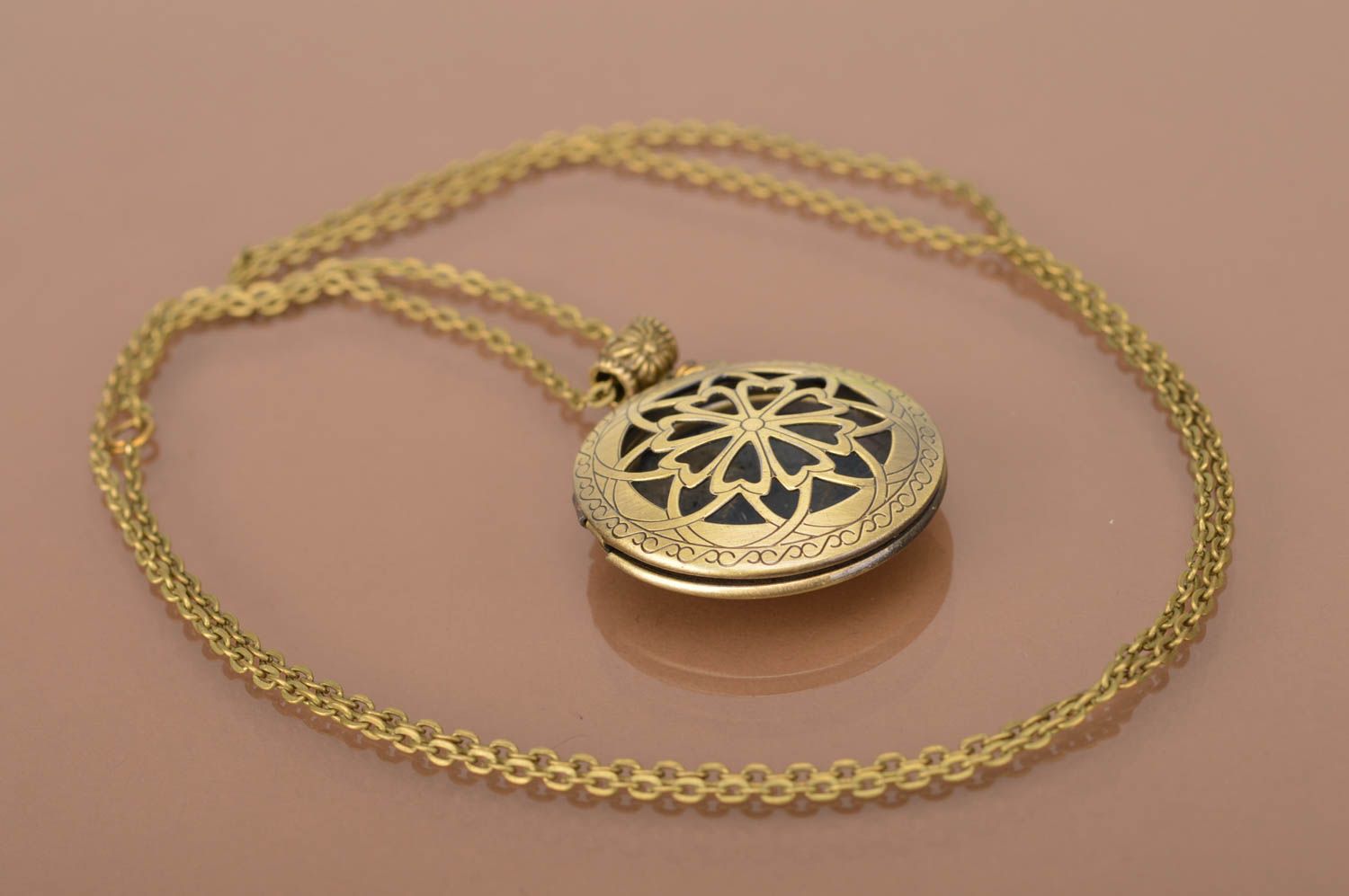 Медальон на длинной цепочке круглый в винтажном стиле цвета бронзы ручная работа фото 3