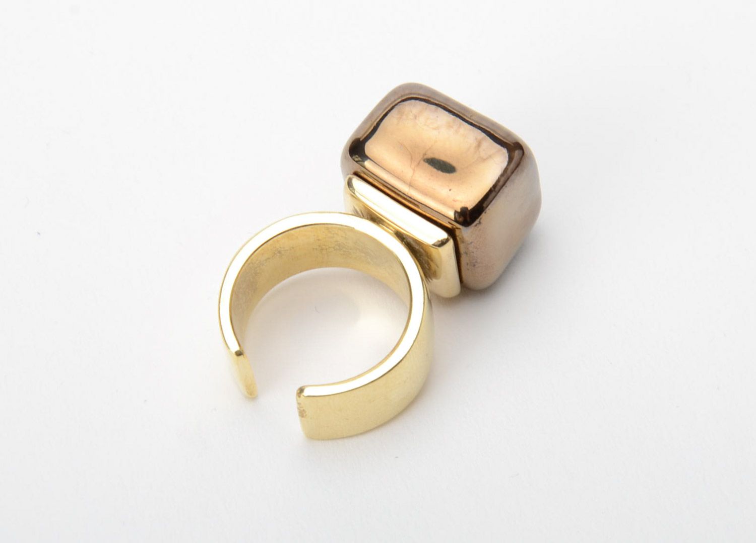 Объемное кольцо с фаянсом и фурнитурой под золото бижутерия ручной работы  фото 4