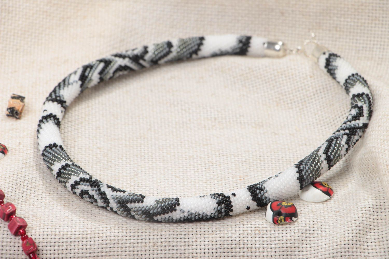 Collier spirale en perles de rocaille blanc à motif gris original fait main photo 1
