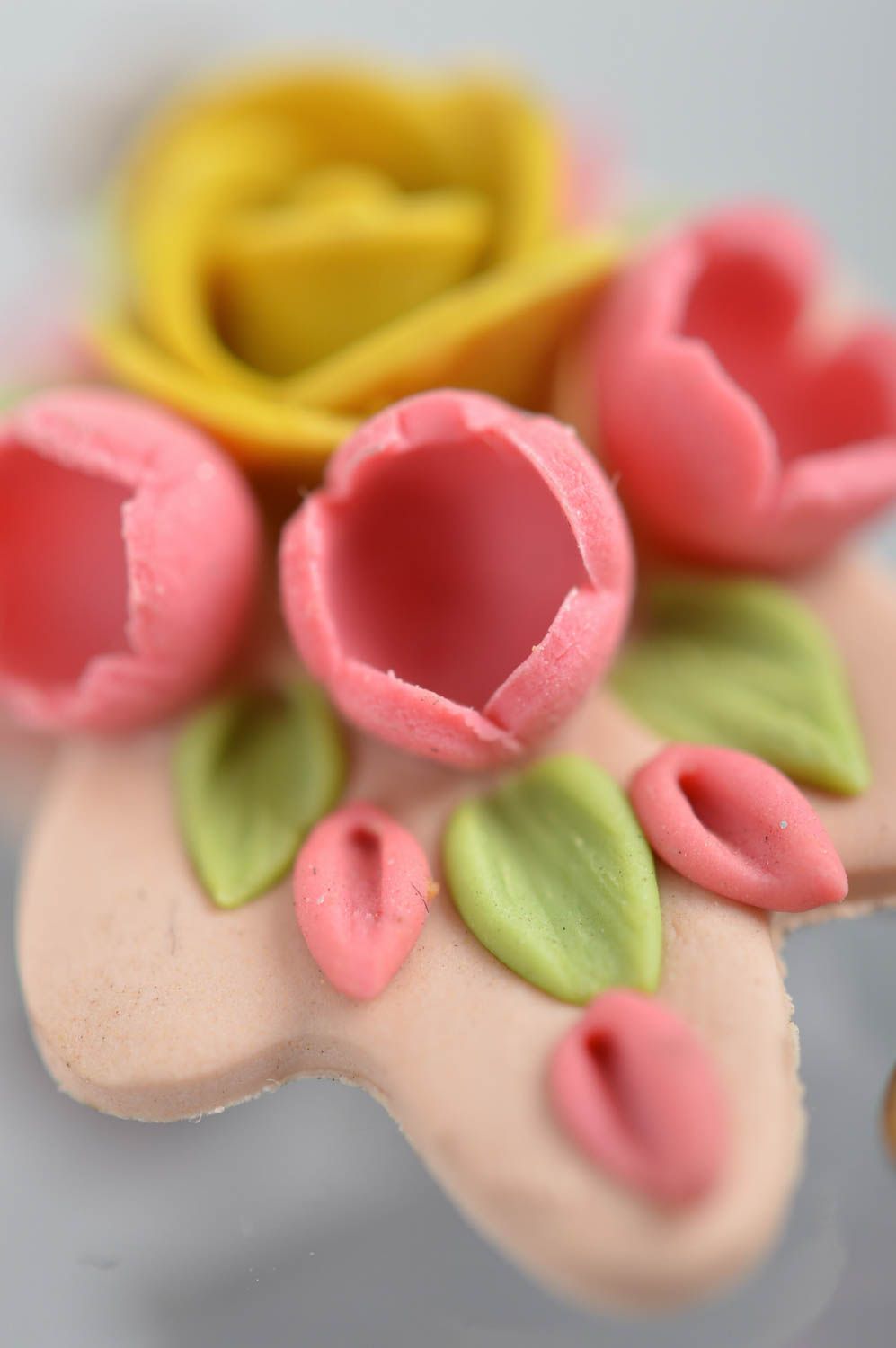 Серьги из полимерной глины ручной работы красивые с подвесками цветочные фото 4
