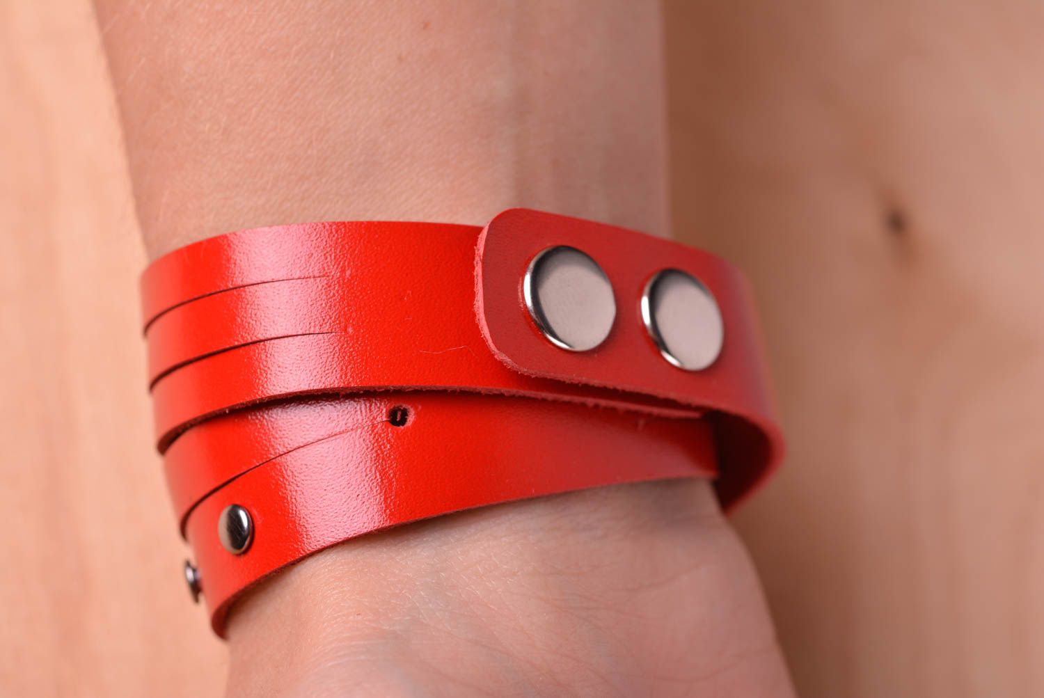 Красный браслет на руку ручной работы кожаный браслет украшение из кожи фото 5