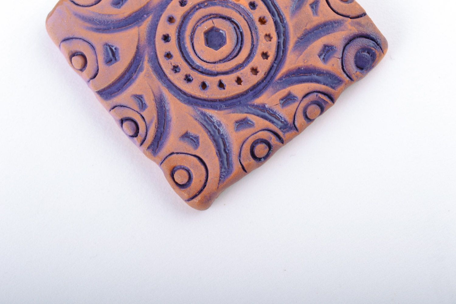 Pendentif en argile fait main ethnique design original carré violet avec motif photo 3