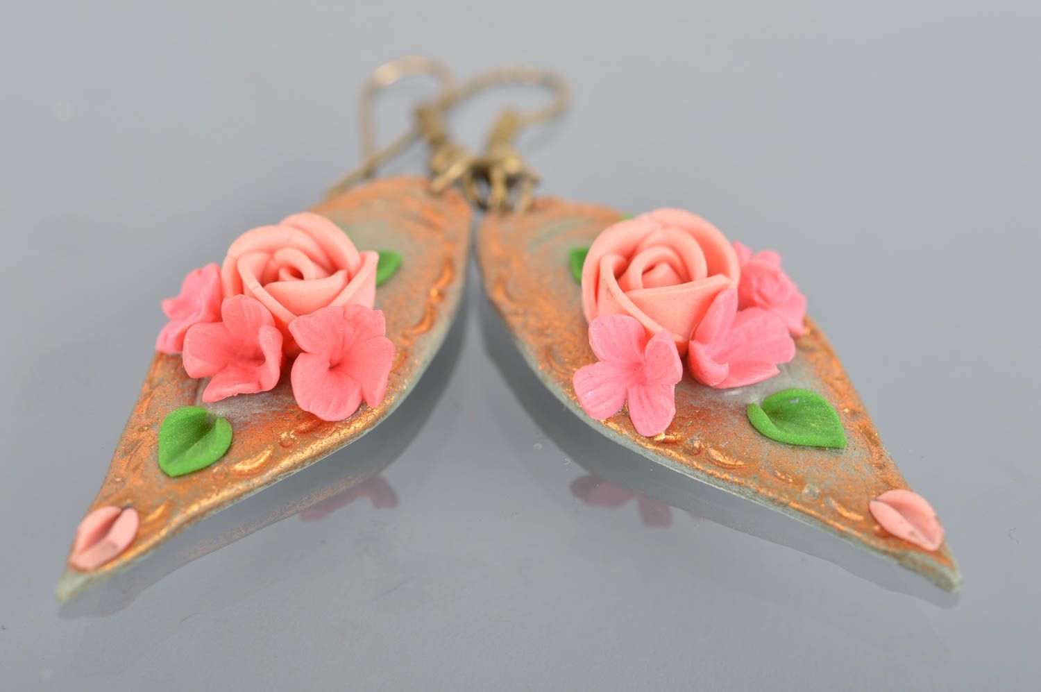 Boucles d'oreilles en pâte polymère pendantes faites main avec roses roses photo 2