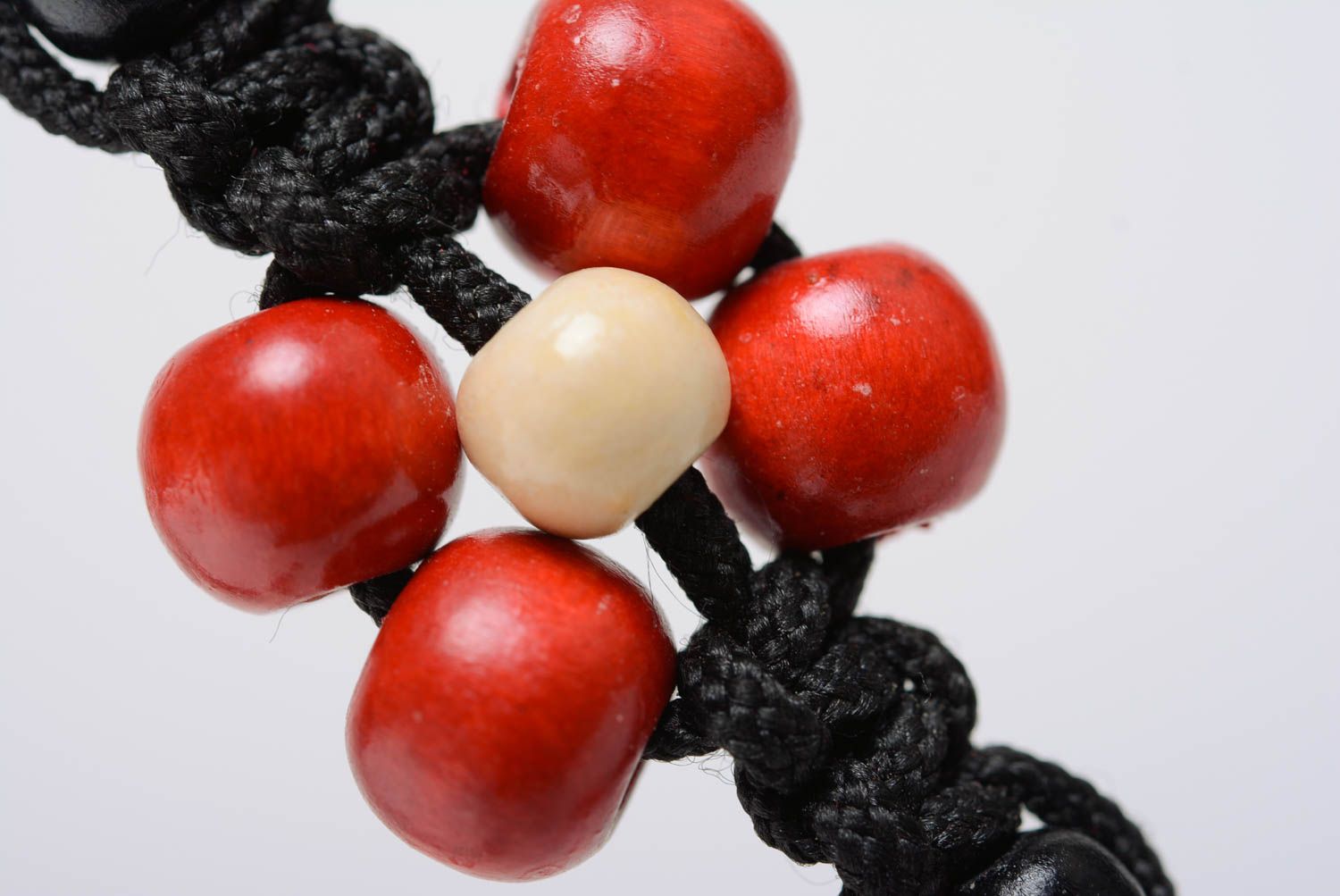 Ceinture noire avec perles de bois rouges tressée fine en macramé faite main photo 5
