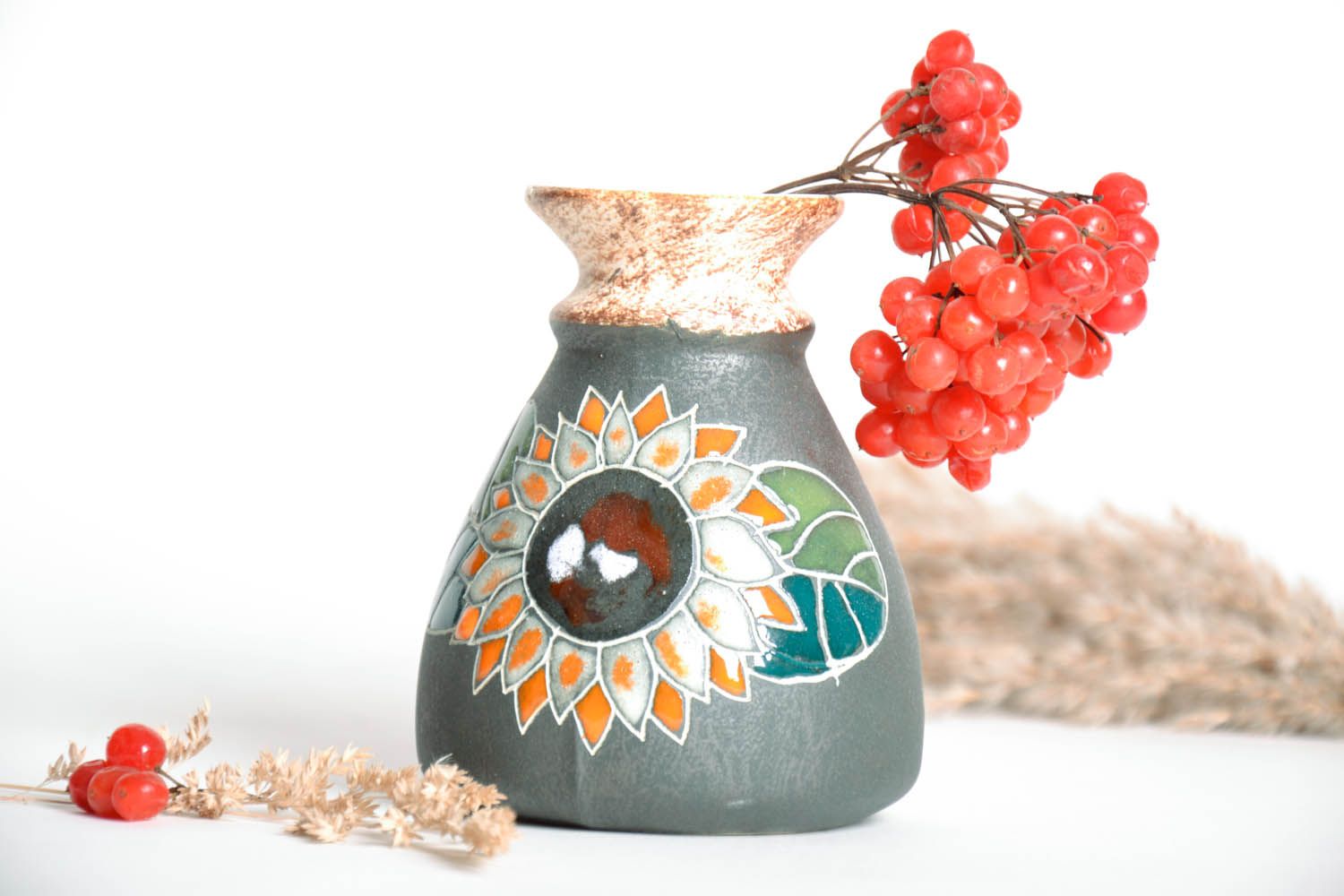 Vase en céramique avec peinture de fleurs photo 1